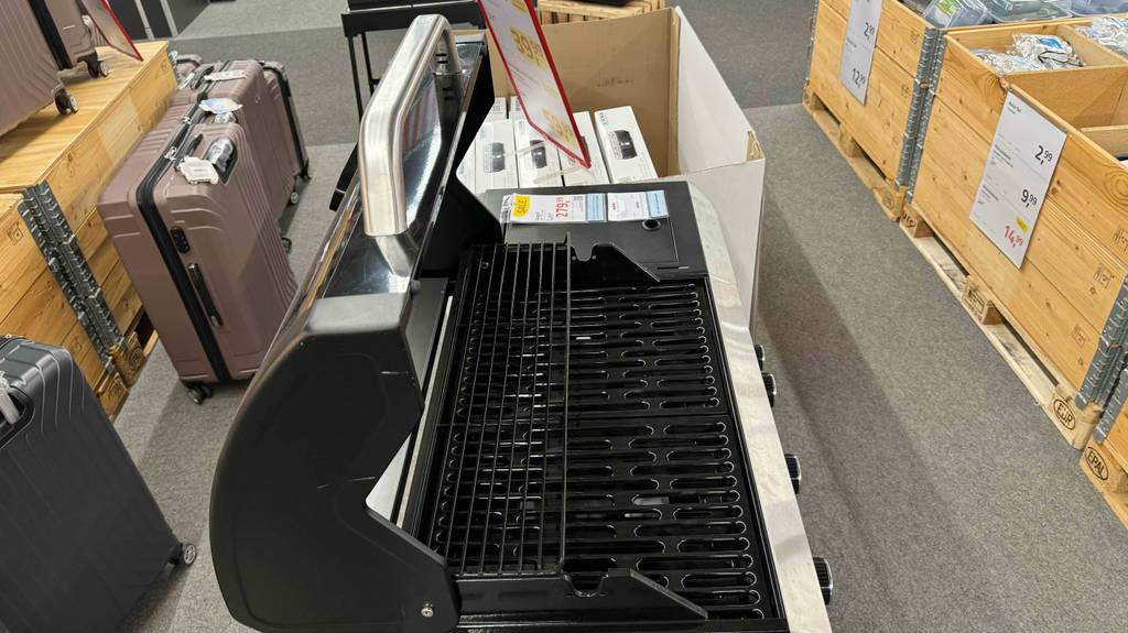 Ein Landmann-Gasgrill im Test inklusive schwarzer Grillfläche von oben betrachtet.