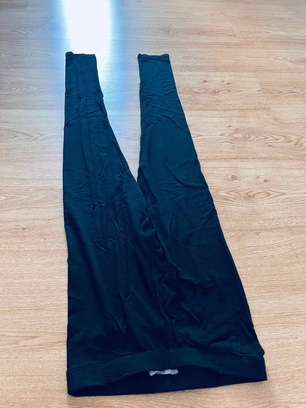 Lange Unterhose Damen getestet: Die Hose liegt mit dem Bund nach vorne auf einem Holzboden.