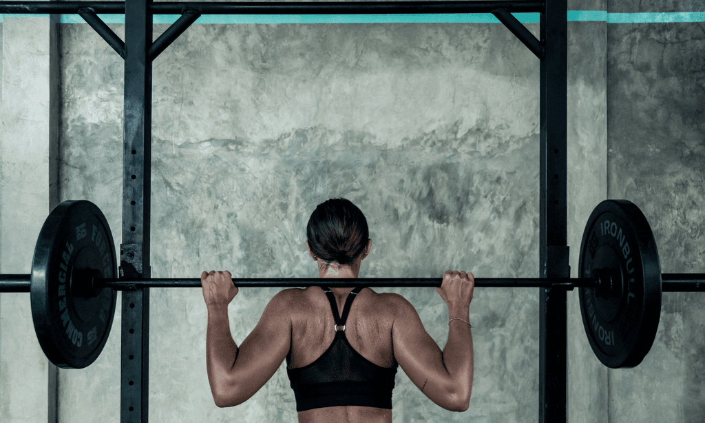 Langhantel-Test: Eine Frau trainiert mit einer Langhantel. 