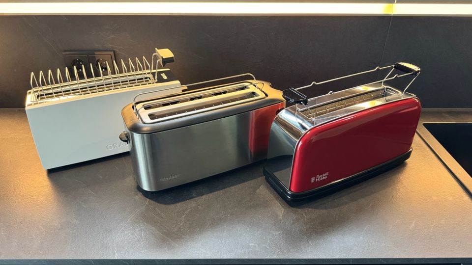 Alle drei Langschlitztoaster stehen auf einer Küchenarbeitsplatte