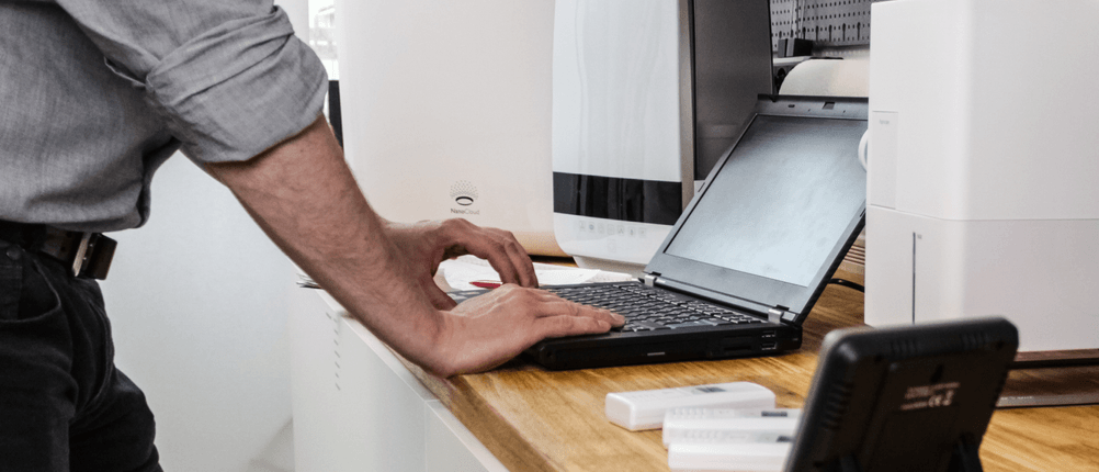 Luftbefeuchter-Test: Mehrere Geräte stehen neben einem Laptop, auf dem die Langzeitmessung festgehalten wird.