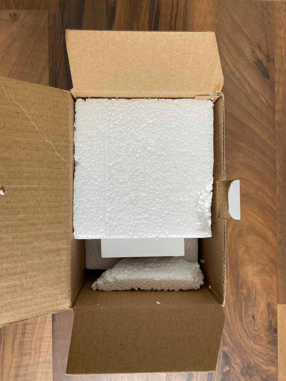 Unterbauleuchte im Test: Eine Leuchte ist mit Styropor in einem Karton verpackt.