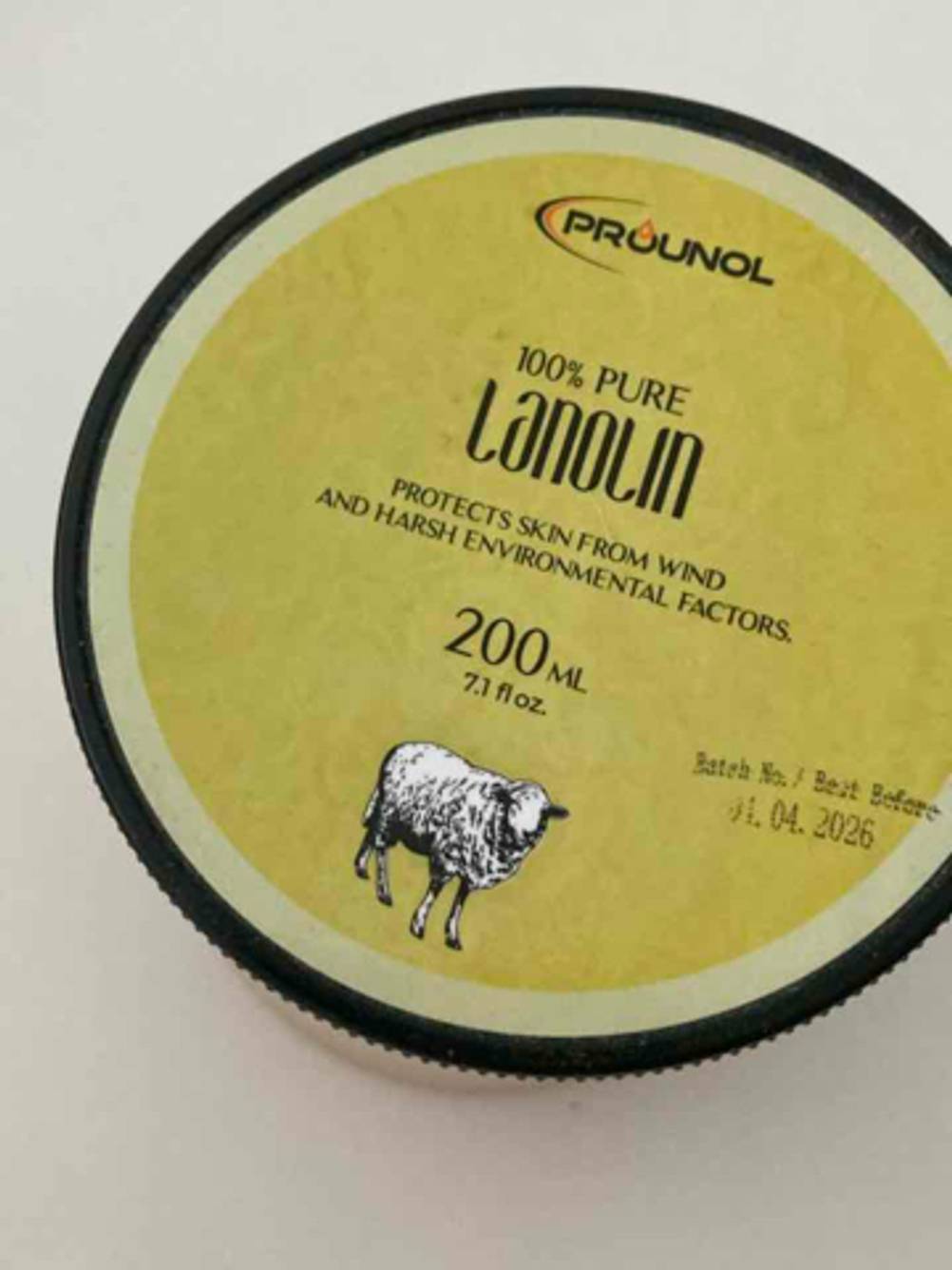 Nahaufnahme des Deckels des getesteten Lanolins mit Informationen.