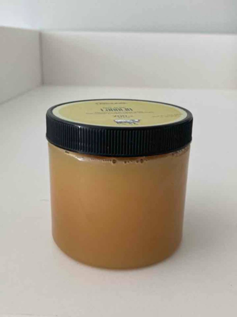 Getestet: Das Lanolin von der Seite auf einer hellen Fläche stehend.