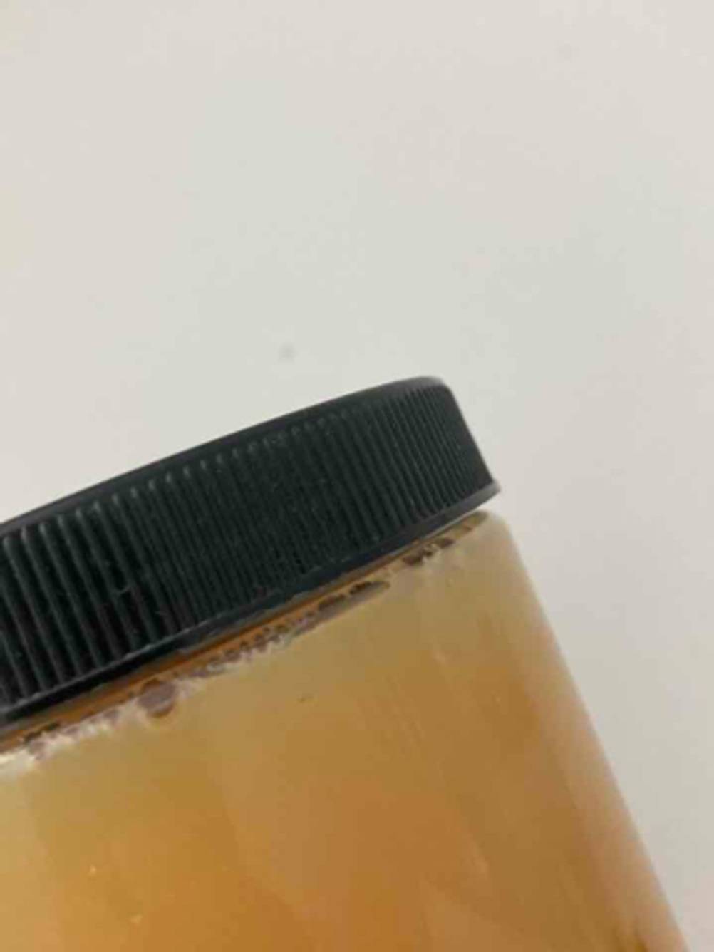 Lanolin-Test: Nahaufnahme des Deckels auf dem Glas.
