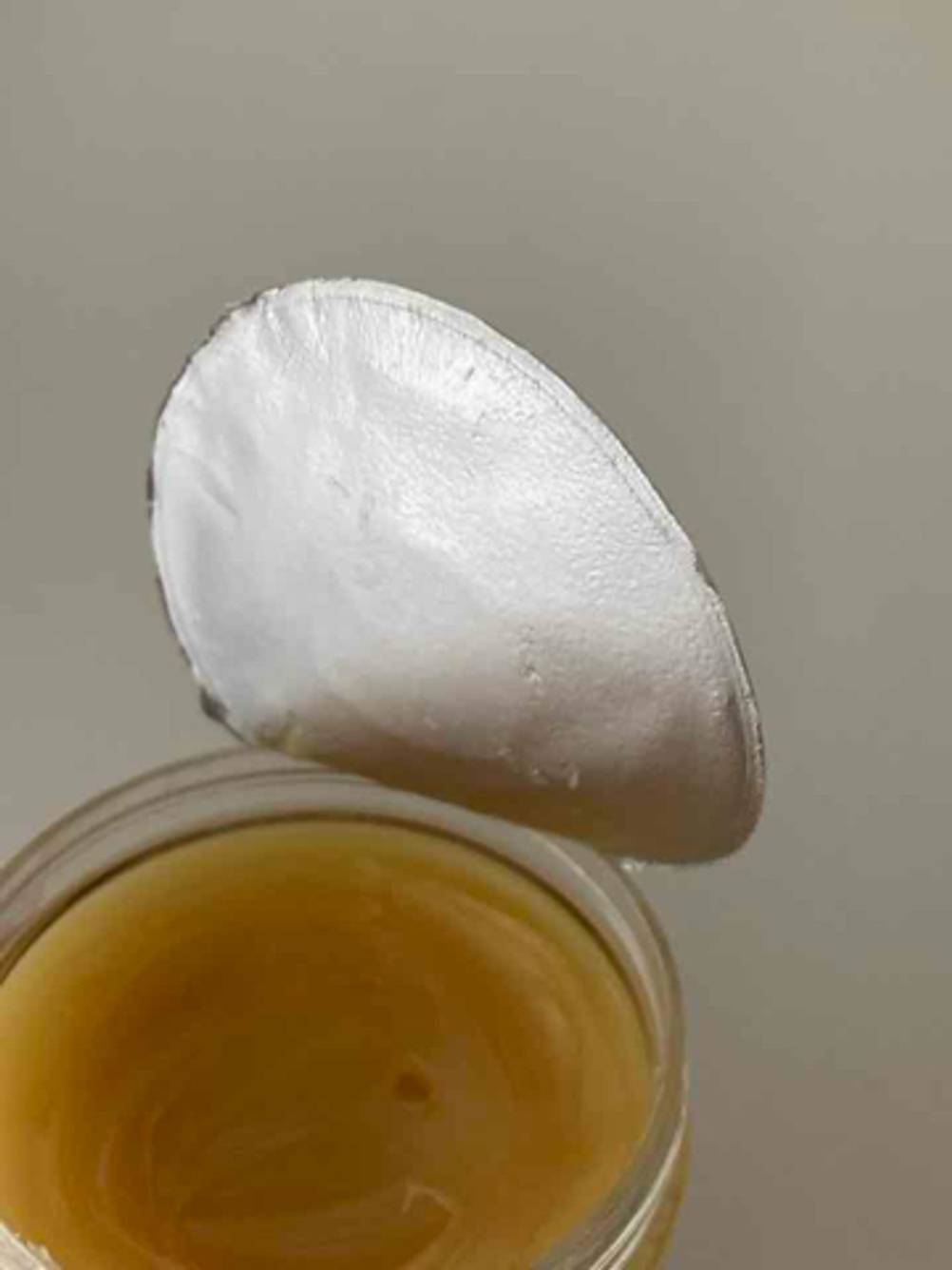 Lanolin getestet: Nahaufnahme des Lanolins im Glas von oben.