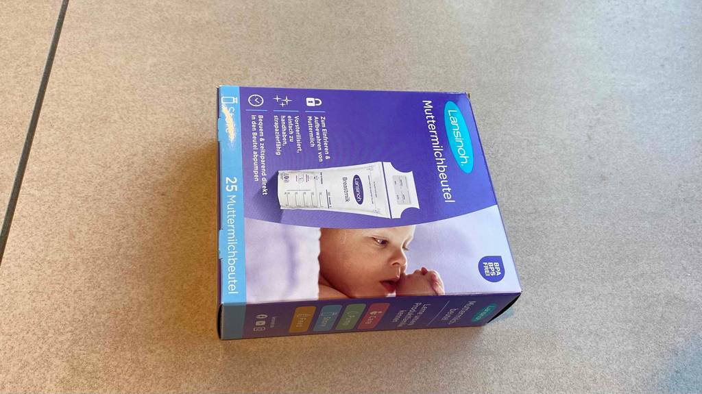 Getestete Muttermilchbeutel: Lansinoh-Verpackung mit Produkt-Beschreibung liegt auf dem Boden.
