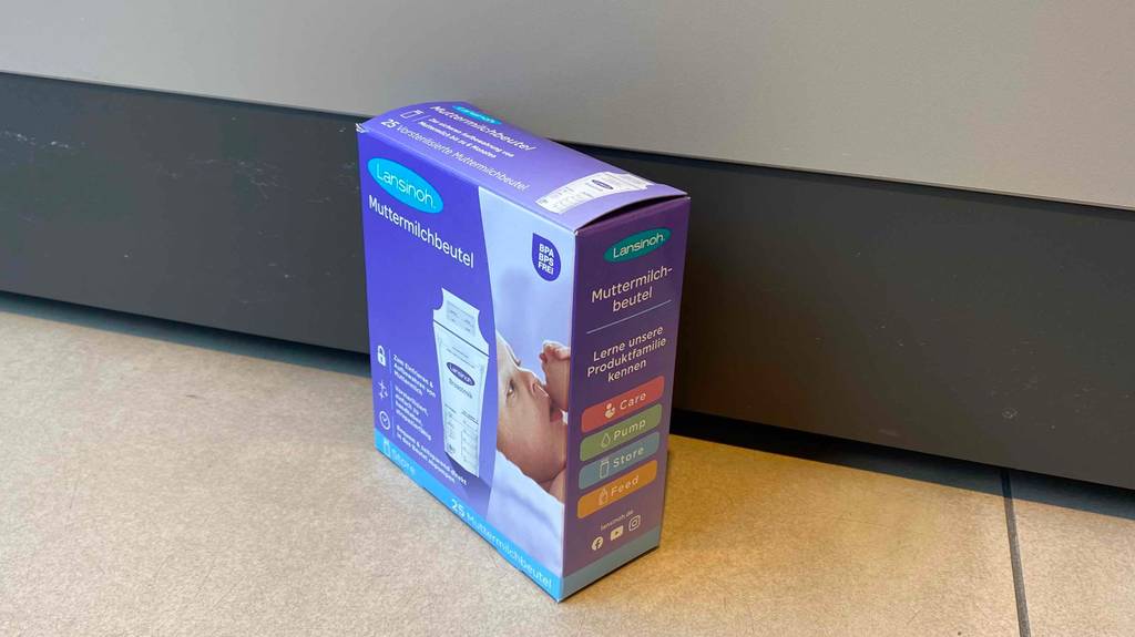 Muttermilchbeutel im Test: geschlossene Lansinoh-Verpackung steht auf dem Boden.