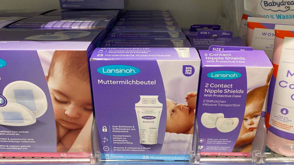 Muttermilchbeutel-Test: im Verkaufsregal stehen meherere Lansinoh-Verpackungen inklusive Produkt-Beschreibung.