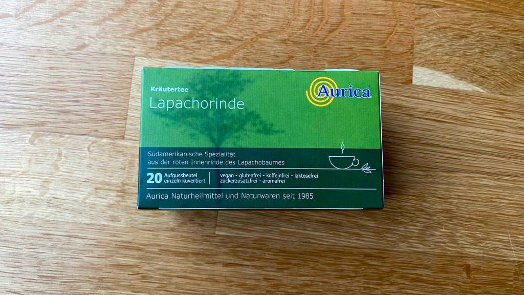 Getesteter Lapacho-Tee befindet sich verpackt auf dem Tisch. 