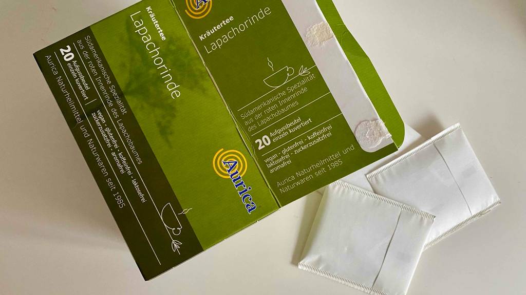 Teebeutel von einem getestetem Lapacho-Tee befinden sich neben der Verpackung.