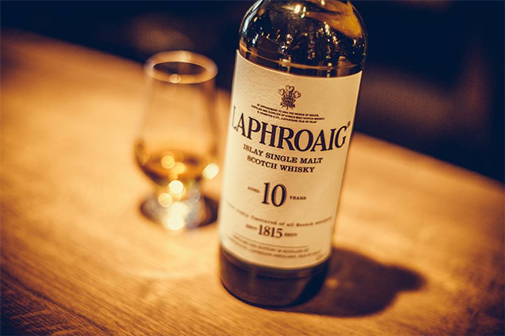 Laphroaig im Test: Der Laphroaig 10 auf einem hölzernen Untergrund.