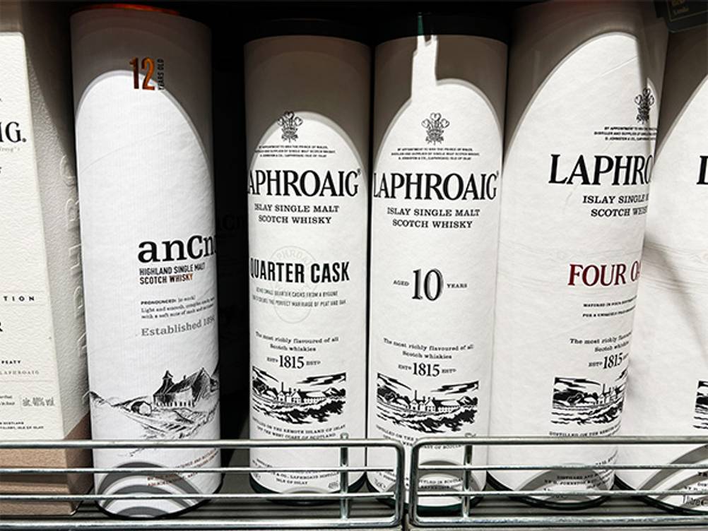 Laphroaig im Test: Verschiedene Laphroaig-Flaschen im Verkaufsregal