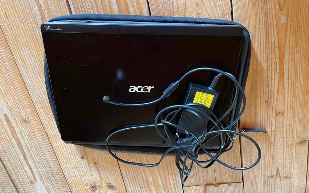 Laptop und Stromkabel liegen bereit für Sie.