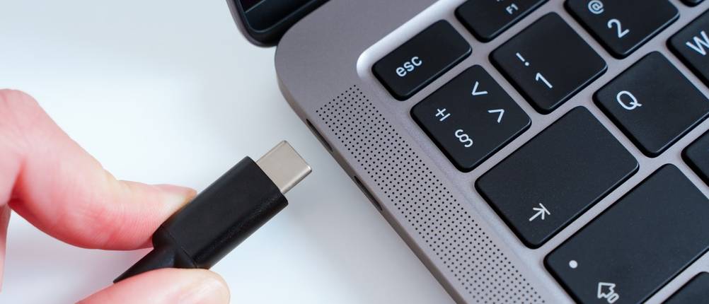 Ein Laptop wird aufgeladen.