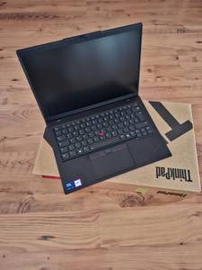 Ein Laptop der Marke Thinkpad steht auf dem dazugehörigen Karton.