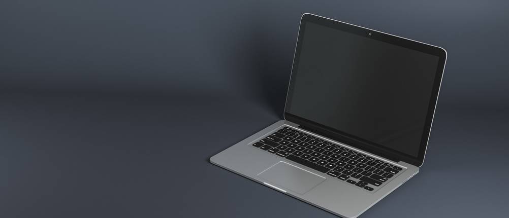 Macbook auf einem Tisch liegend.