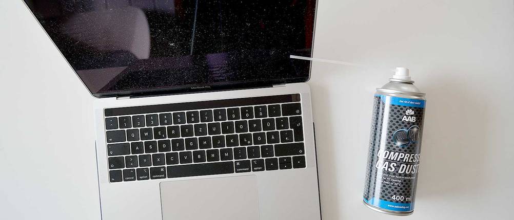 laptop-bildschirm-reinigen-druckluft