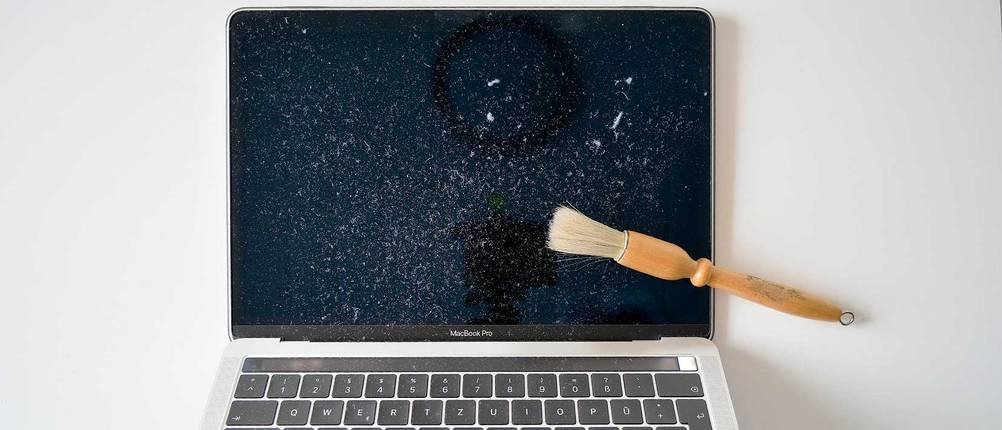 laptop-bildschirm-reinigen-pinsel