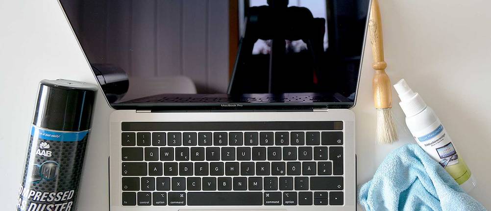 laptop-bildschirm-reinigen-sauber