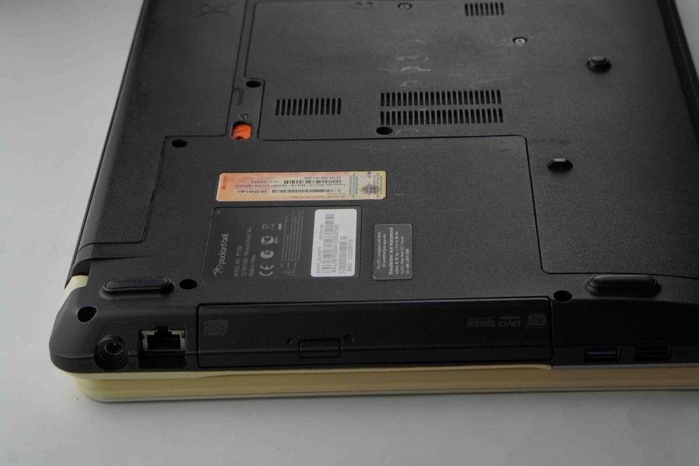 Laptop bis 600 Euro getestet: Nahaufnahme der Rückseite mit Informationen.