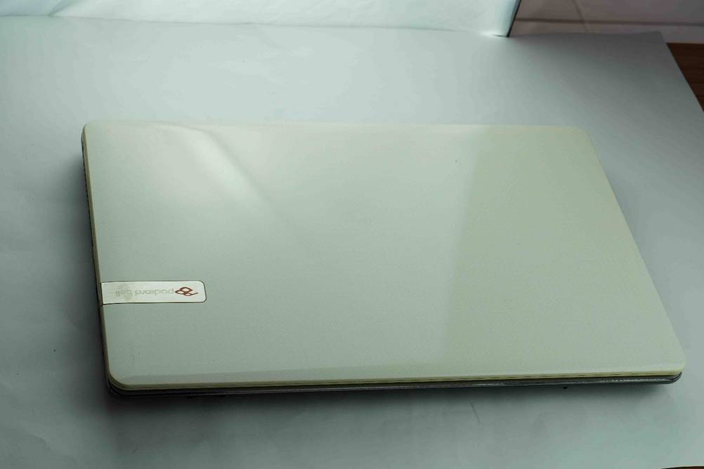 Laptop bis 600 Euro getestet: Ein geschlossener Laptop von oben auf einer hellen Fläche.