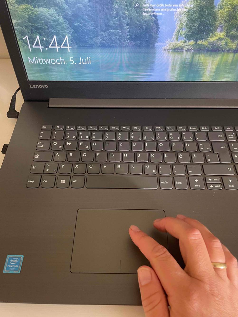 Am Laptop von Lenovo mit DVD Laufwerk und Touchpad arbeiten.