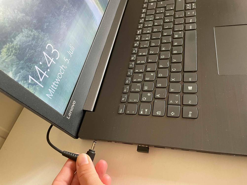 Akku-Kabel an Laptop von Lenovo mit DVD Laufwerk anschließen.