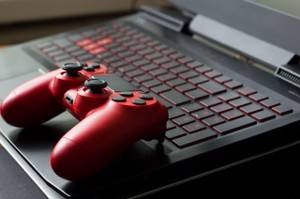 Ein Controller auf einem Laptop.