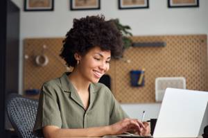 Eine Frau an einem Laptop.