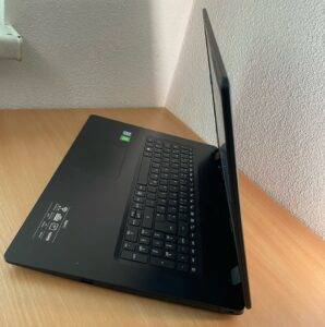 Ein Acer-Laptop auf einem Tisch.