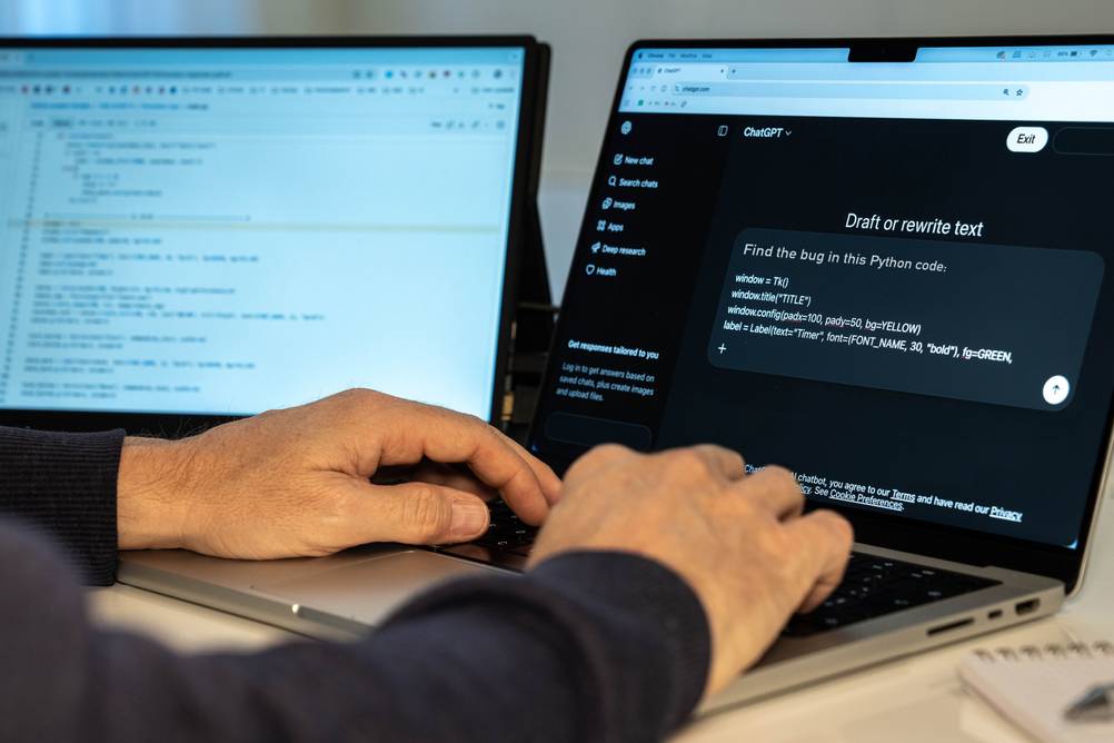 Triple-Screen im Test: Ein Programmierer arbeitet an einem Laptop mit Monitorerweiterung.