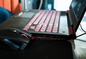 Ein Gaming-Laptop in der Detailansicht.
