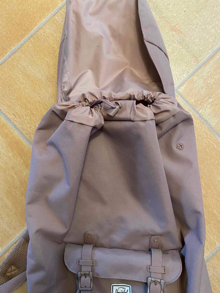 Laptop-Rucksack auf Boden