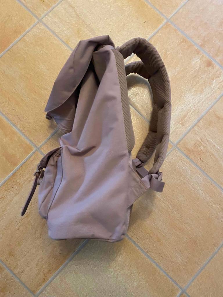 Laptop-Rucksack auf Fliesenboden