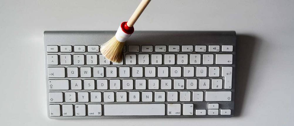 laptop-tastatur-reinigen-pinsel