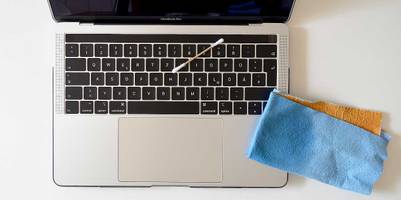 laptop-tastatur-reinigen-regelmaessig