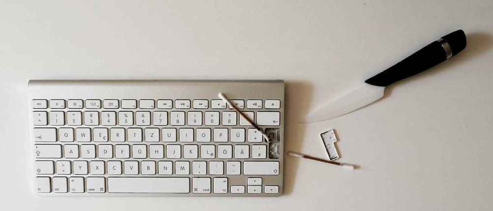 laptop-tastatur-reinigen-taste-abnehmen