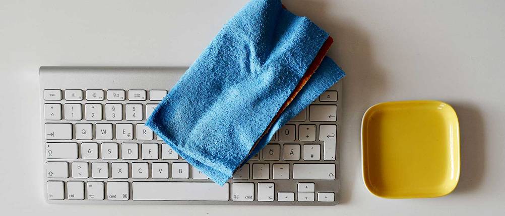 laptop-tastatur-reinigen-tuch