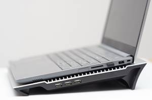 Ein Laptop auf einem Kühler-Stand.