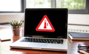 Ein Laptop mit einem Achtung-Temperatur-Zeichen auf dem Bildschirm.