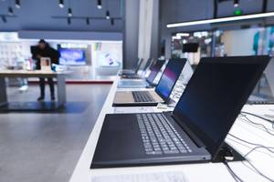 Eine Auswahl Laptops in einem Laden.