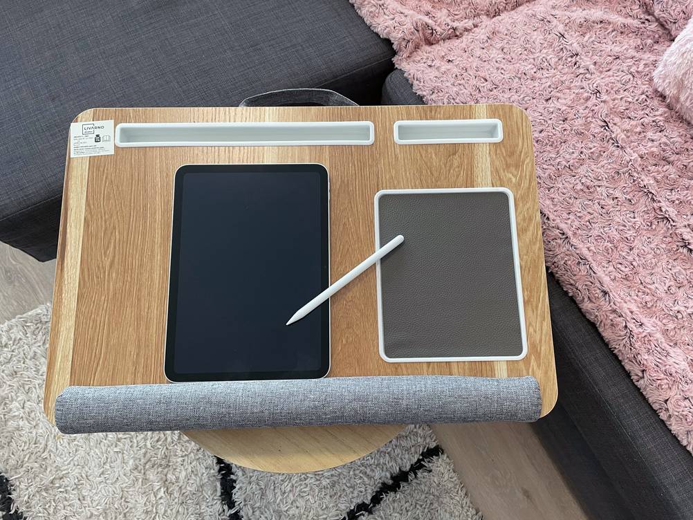Das getestete Laptopkissen vor einer Couch auf einem kleinen Tisch von oben.