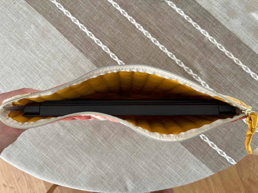 Getestet: Eine geöffnete Laptoptasche 17 Zoll von oben mit Laptop darin.