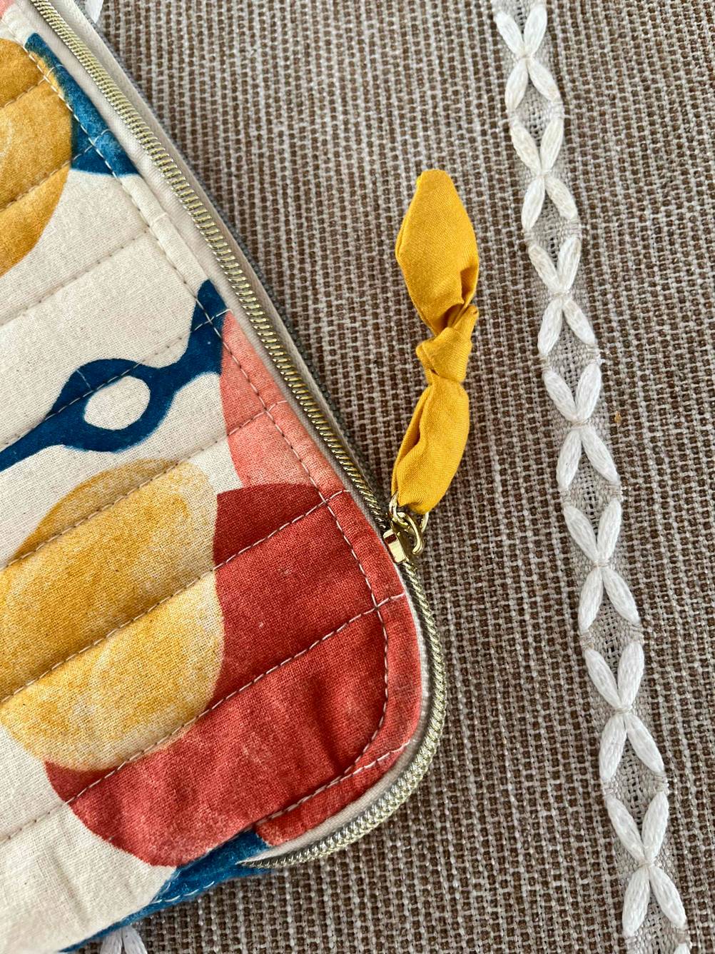 Nahaufnahme des Zippers des Reisverschlusses einer getesteten Laptoptasche 17 Zoll.