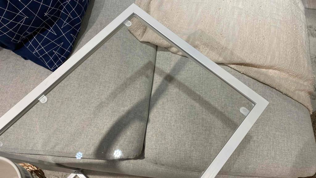 Ein getestetes Laptoptisch mit Glasauflage.