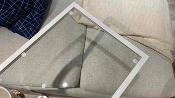 Ein getestetes Laptoptisch mit Glasauflage.