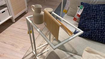 Getestetes Laptoptisch mit Glasauflage und einem weißen Gerüst. 