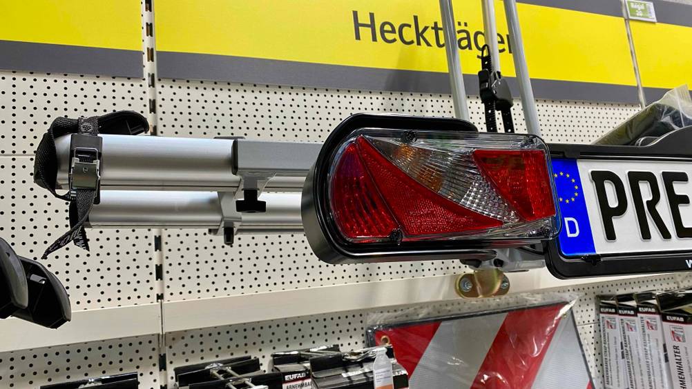Im Test: Detailaufnahme des Rücklichtes auf der linken Seite eines Fahrradträgers.