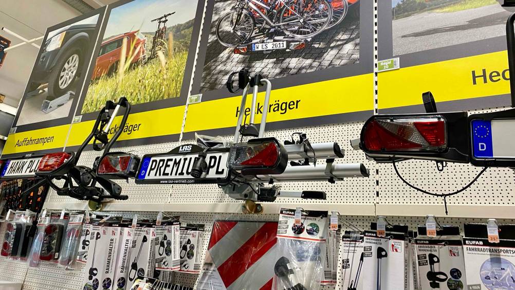 Ein Fahrradträger im Test, ist an einer Wand in einer Verkaufsfläche montiert.